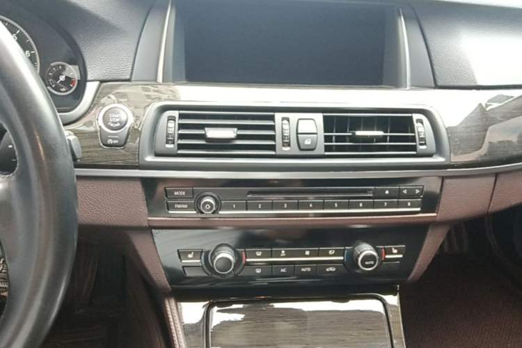 Used BMW 5 Series 2017 525Li Luxury Design Package Audio And AC Panel