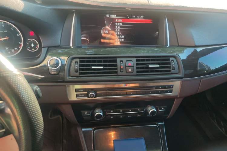 Used BMW 5 Series 2017 525Li Luxury Design Package Audio And AC Panel