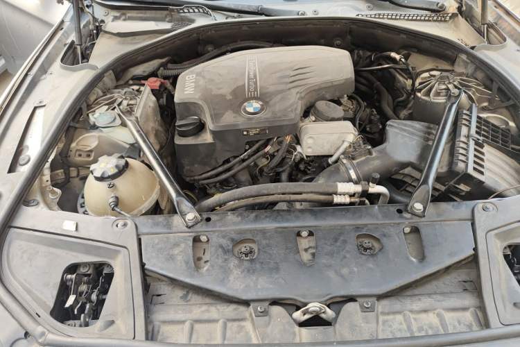 Used BMW 5 Series 2017 520Li Elegant Edition Engine Bay