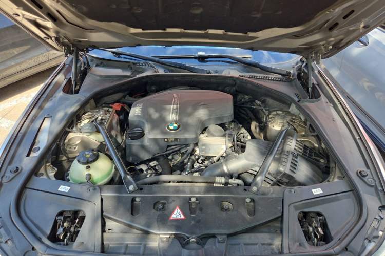 Used BMW 5 Series 2017 520Li Elegant Edition Engine Bay