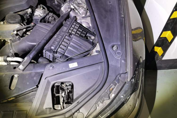 Used BMW 5 Series 2017 525Li Luxury Design Package Engine Bay Left