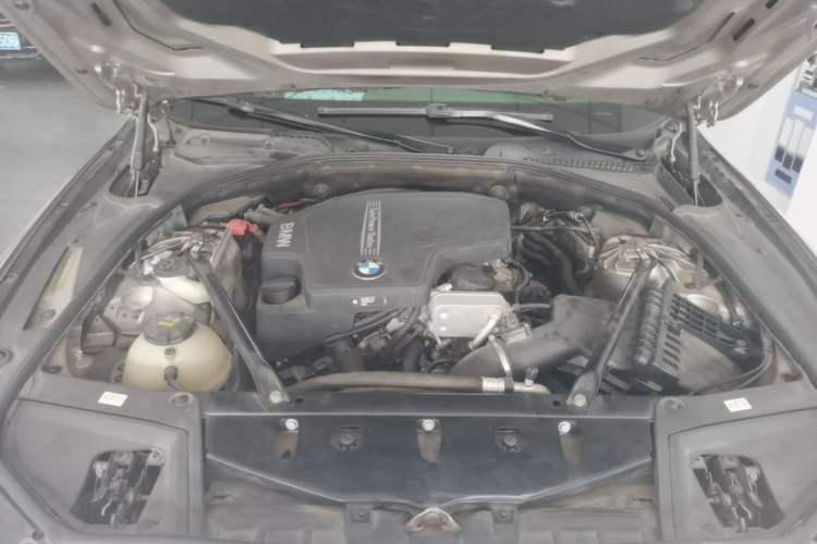 Used BMW 5 Series 2017 520Li Elegant Edition Engine Bay