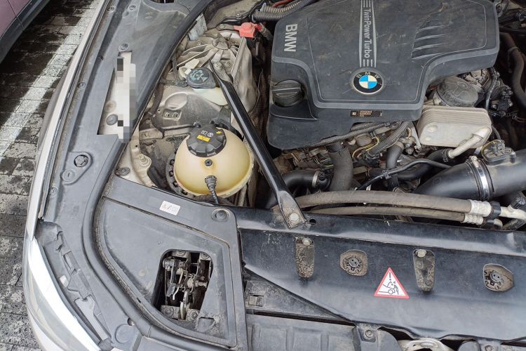 Used BMW 5 Series 2017 520Li Elegant Edition Engine Bay Right