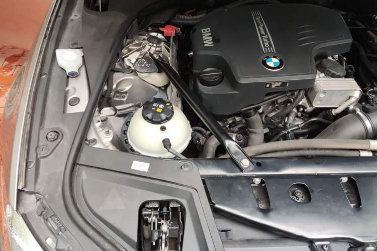 Used BMW 5 Series 2017 520Li Elegant Edition Engine Bay Right