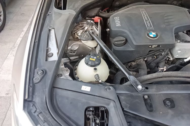 Used BMW 5 Series 2017 520Li Elegant Edition Engine Bay Right