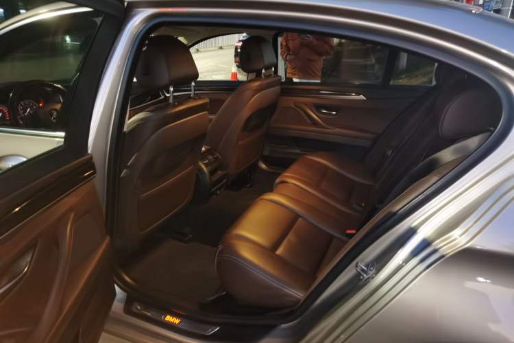 Used BMW 5 Series 2017 525Li Luxury Design Package Left Rear Seat