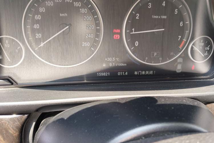 Used BMW 5 Series 2017 525Li Leading Model Odometer Close Up