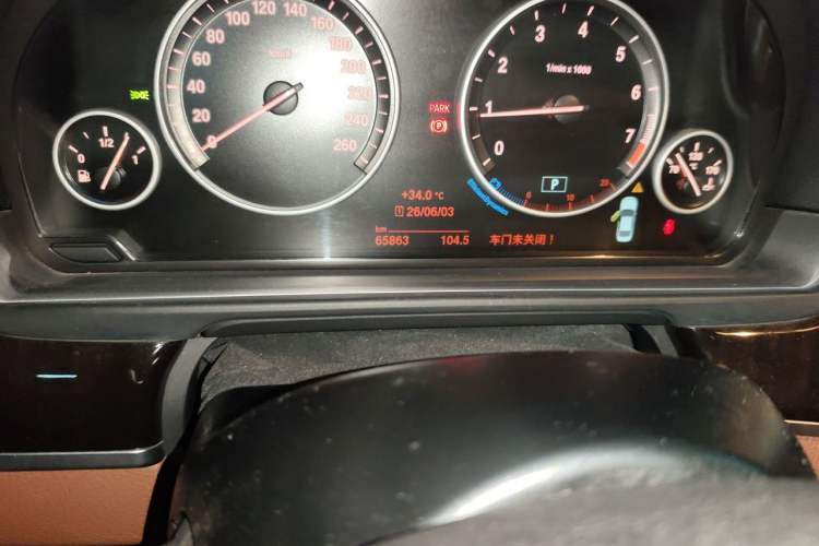 Used BMW 5 Series 2017 525Li Leading Model Odometer Close Up