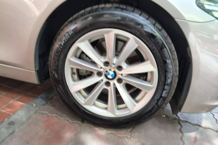 Used BMW 5 Series 2017 520Li Elegant Edition Right Front Wheel Hub