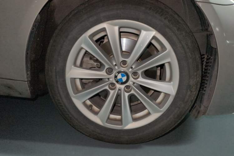Used BMW 5 Series 2017 520Li Elegant Edition Right Front Wheel Hub