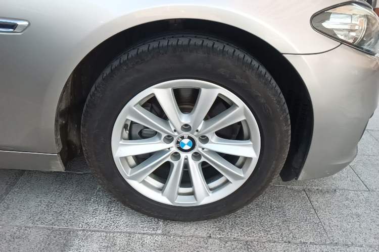 Used BMW 5 Series 2017 520Li Elegant Edition Right Front Wheel Hub