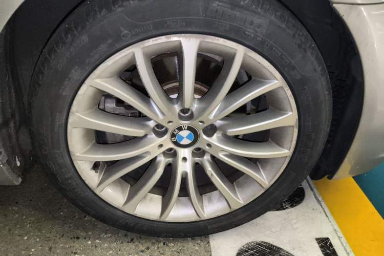 Used BMW 5 Series 2017 525Li Luxury Design Package Right Front Wheel Hub