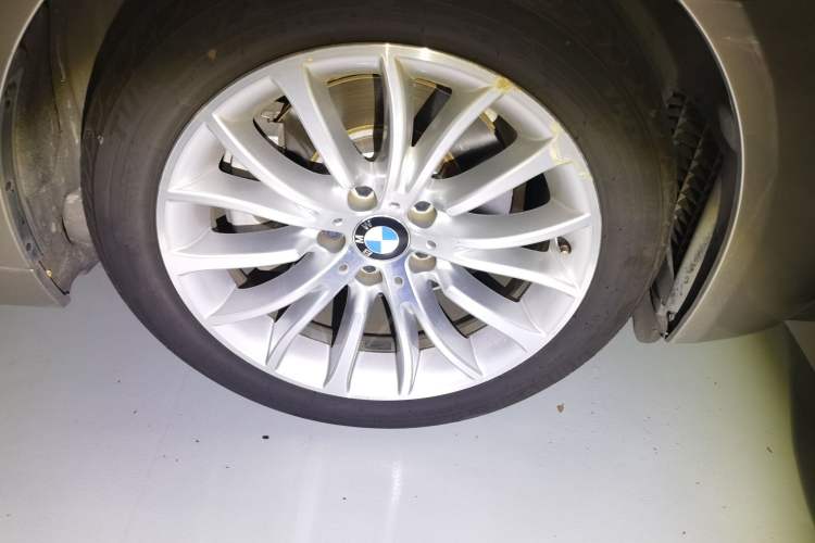 Used BMW 5 Series 2017 525Li Luxury Design Package Right Front Wheel Hub