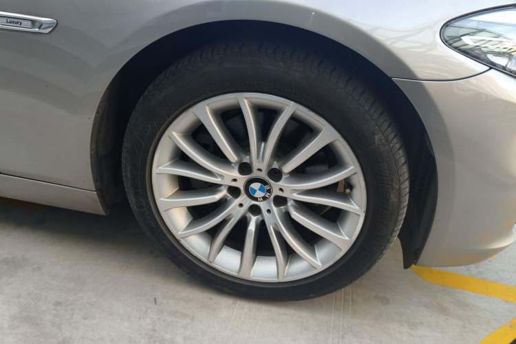 Used BMW 5 Series 2017 525Li Luxury Design Package Right Front Wheel Hub