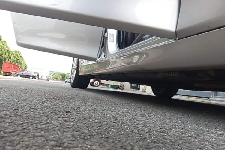 Used BMW 5 Series 2017 525Li Luxury Design Package Right Side Sill
