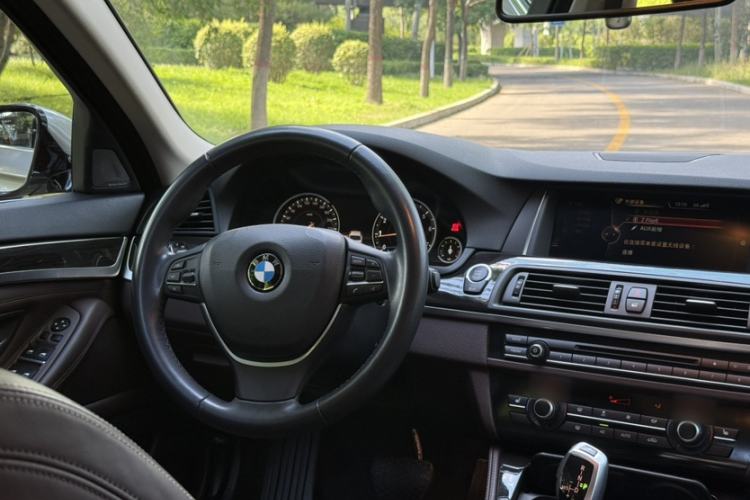 Used BMW 5 Series 2017 525Li Luxury Design Package Steering Wheel
