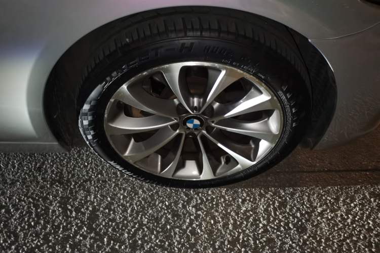 Used BMW 5 Series 2017 525Li Leading Model Right Front Wheel Hub