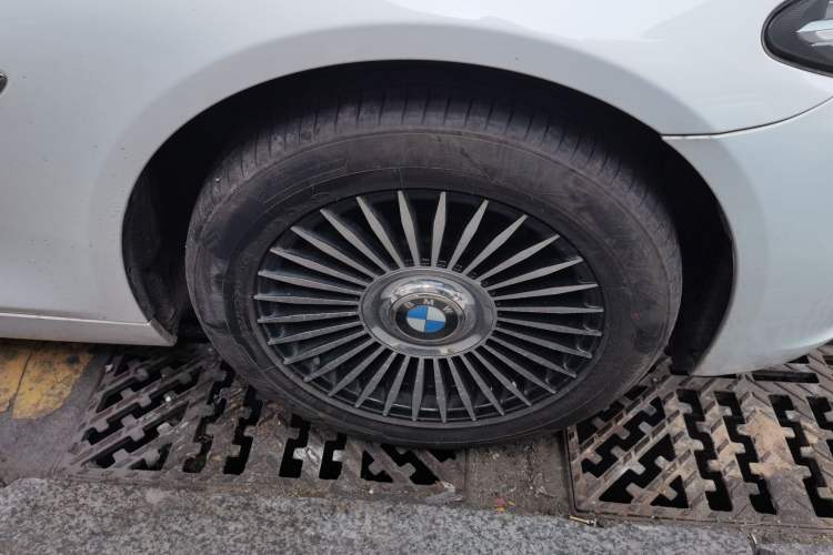 Used BMW 5 Series 2017 520Li Elegant Edition Right Front Wheel Hub