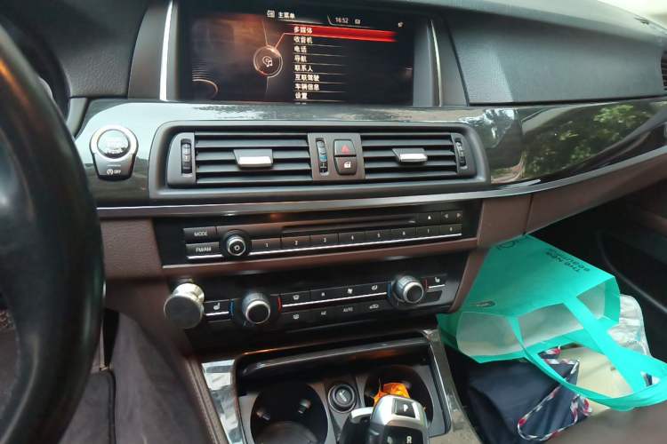 Used BMW 5 Series 2017 525Li Luxury Design Package Audio And AC Panel