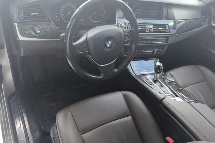 Used BMW 5 Series 2017 525Li Luxury Design Package Center Console