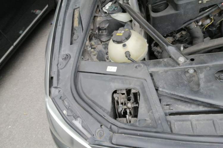 Used BMW 5 Series 2017 520Li Elegant Edition Engine Bay Right