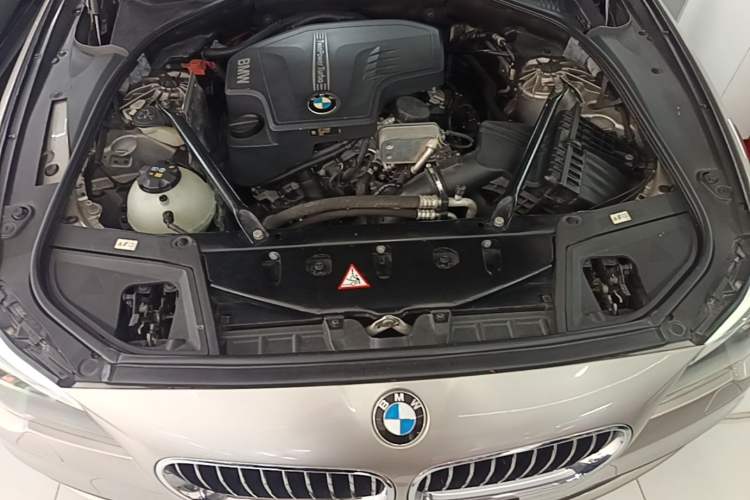 Used BMW 5 Series 2017 520Li Elegant Edition Engine Bay
