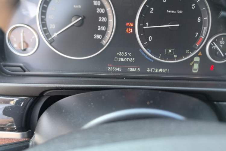Used BMW 5 Series 2017 520Li Elegant Edition Odometer Close Up