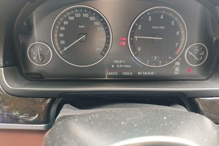 Used BMW 5 Series 2017 525Li Leading Model Odometer Close Up