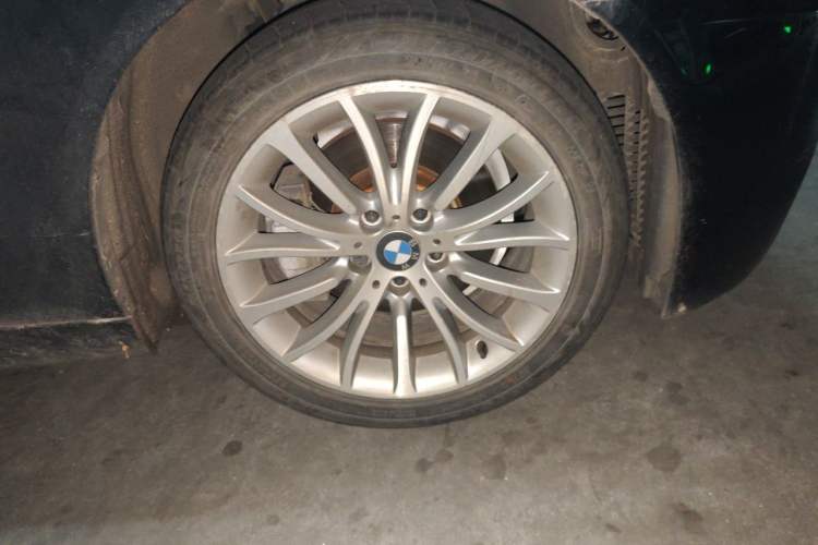Used BMW 5 Series 2017 525Li Luxury Design Package Right Front Wheel Hub