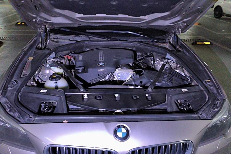 Used BMW 5 Series 2017 525Li Leading Model Engine Bay