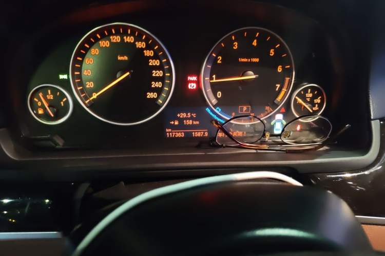 Used BMW 5 Series 2017 525Li Leading Model Odometer Close Up