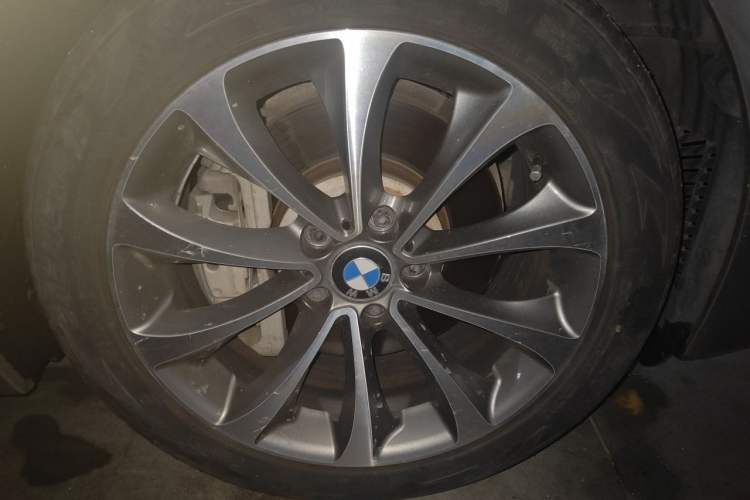 Used BMW 5 Series 2017 528Li Leading Model Right Front Wheel Hub