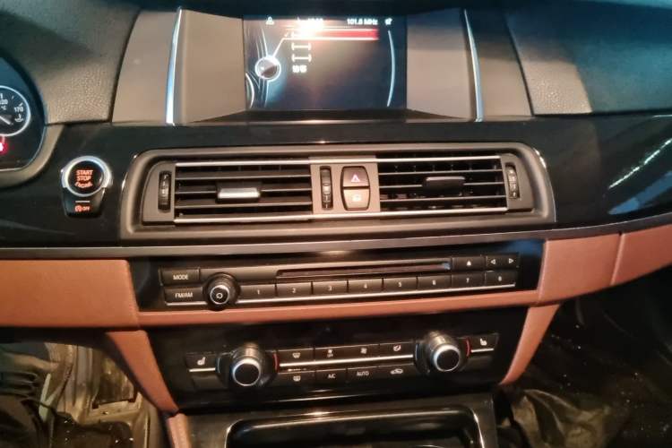 Used BMW 5 Series 2017 520Li Elegant Edition Audio And AC Panel