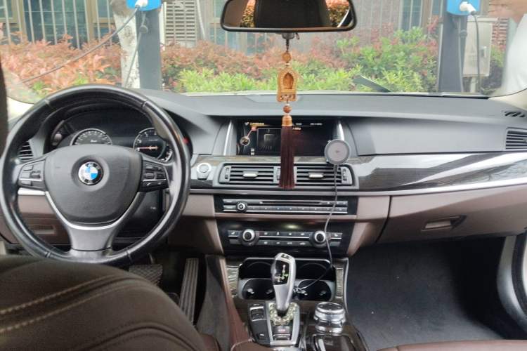 Used BMW 5 Series 2017 525Li Luxury Design Package Center Console