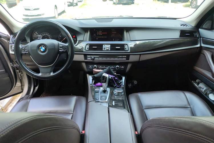 Used BMW 5 Series 2017 525Li Luxury Design Package Center Console