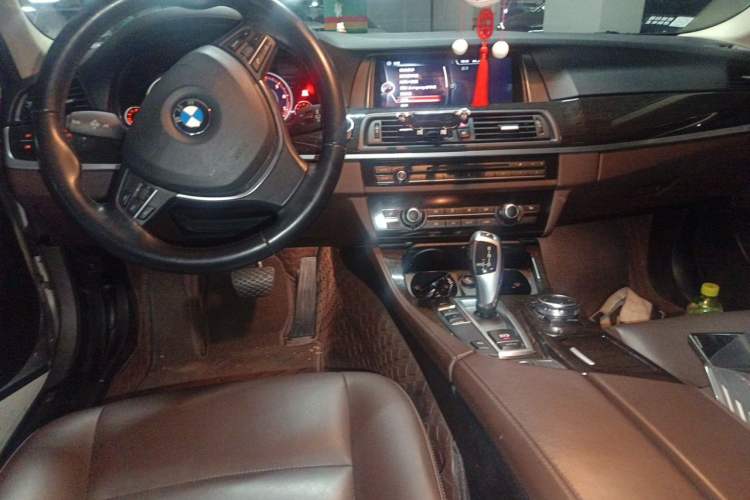 Used BMW 5 Series 2017 525Li Luxury Design Package Center Console