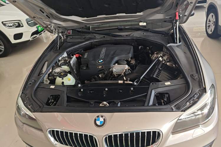 Used BMW 5 Series 2017 520Li Elegant Edition Engine Bay