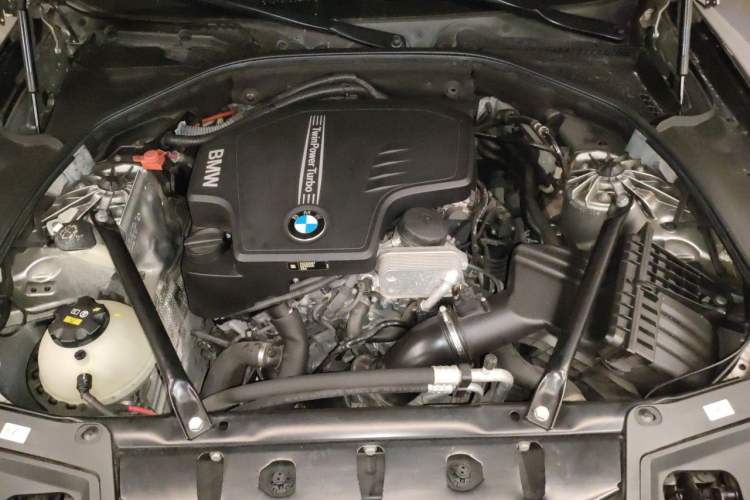 Used BMW 5 Series 2017 520Li Elegant Edition Engine Bay