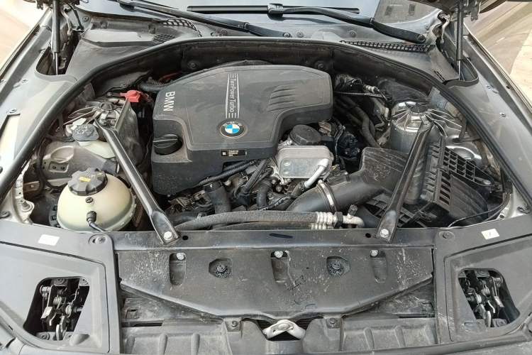 Used BMW 5 Series 2017 520Li Elegant Edition Engine Bay
