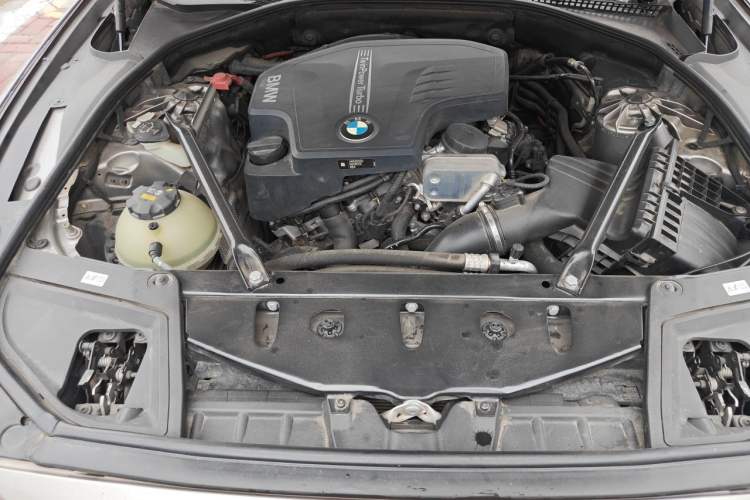 Used BMW 5 Series 2017 525Li Leading Model Engine Bay