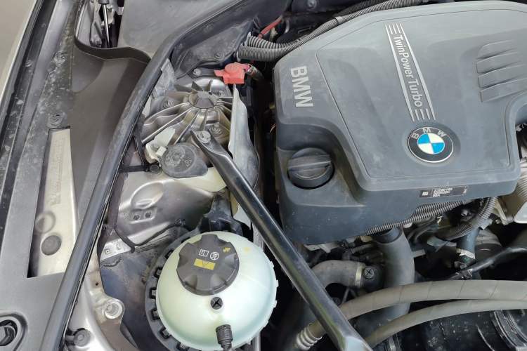 Used BMW 5 Series 2017 525Li Luxury Design Package Engine Bay Right