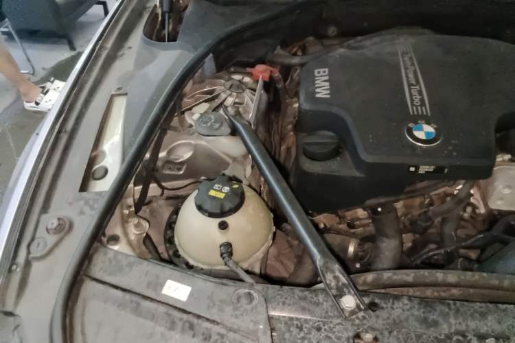 Used BMW 5 Series 2017 520Li Elegant Edition Engine Bay Right