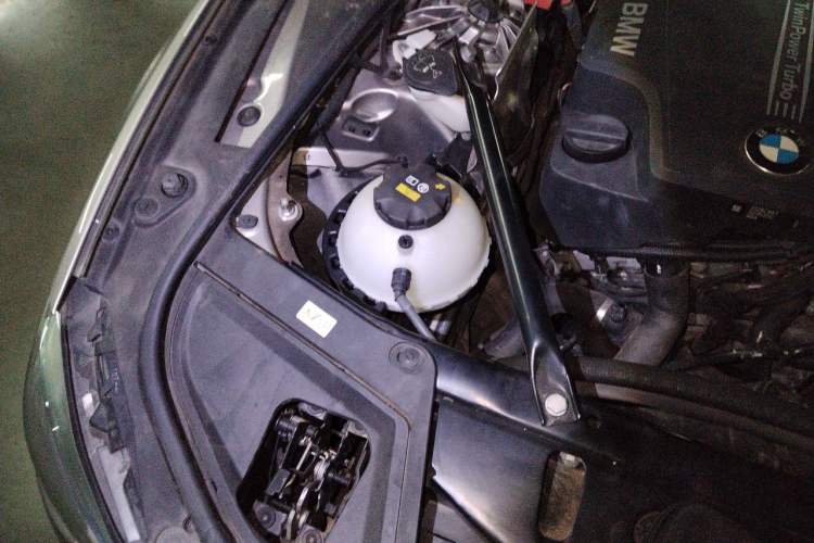 Used BMW 5 Series 2017 525Li Luxury Design Package Engine Bay Right