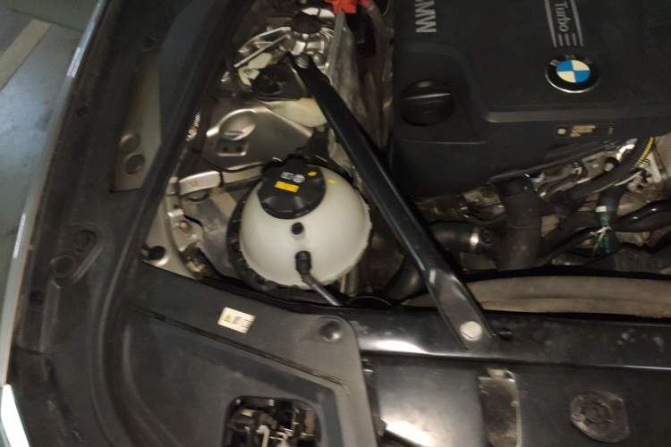 Used BMW 5 Series 2017 520Li Elegant Edition Engine Bay Right