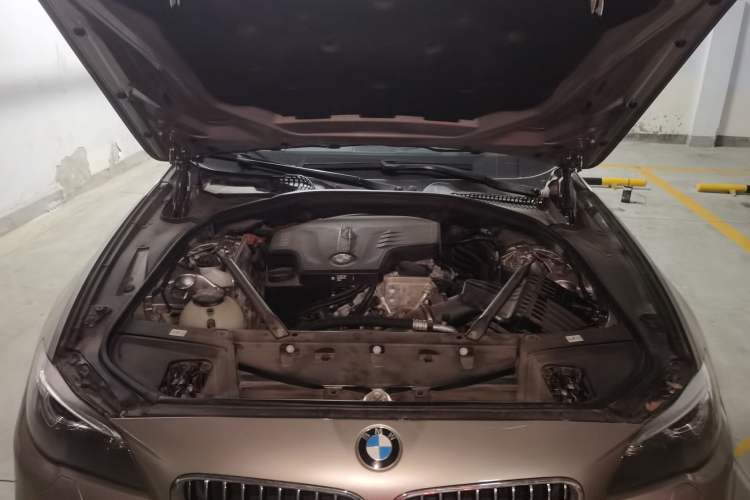Used BMW 5 Series 2017 520Li Elegant Edition Engine Bay
