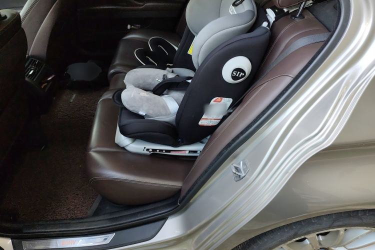 Used BMW 5 Series 2017 525Li Luxury Design Package Left Rear Seat