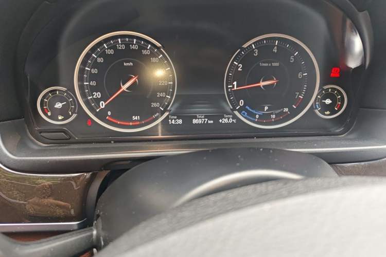 Used BMW 5 Series 2017 525Li Leading Model Odometer Close Up