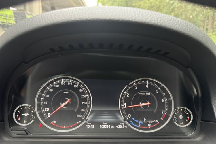 Used BMW 5 Series 2017 525Li Luxury Design Package Odometer Close Up
