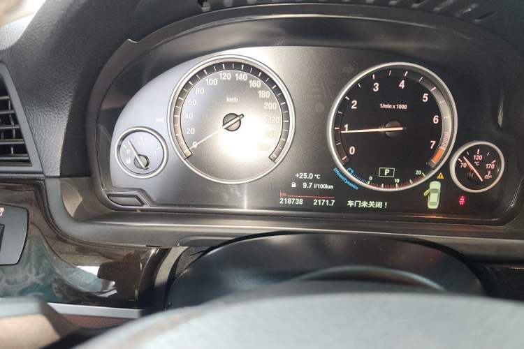 Used BMW 5 Series 2017 525Li Leading Model Odometer Close Up