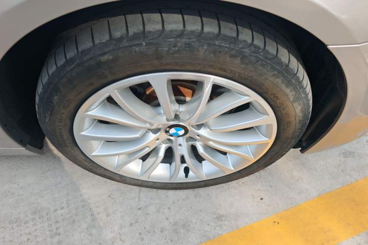 Used BMW 5 Series 2017 525Li Luxury Design Package Right Front Wheel Hub